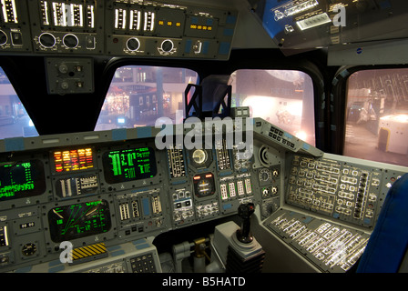 Rechten Sitz im Space Shuttle Satelliten Flugdeck Kontrolle im Space Center Houston anzeigen Stockfoto