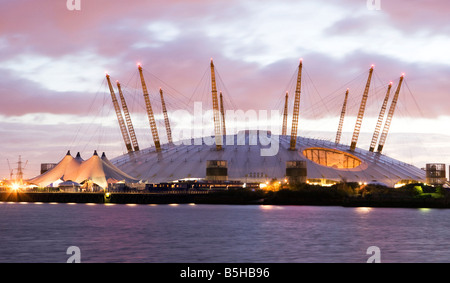 Blick auf die O2-Arena am dämmern ehemals The Millennium Dome in The Greenwich Halbinsel Fluss Themse London Stockfoto