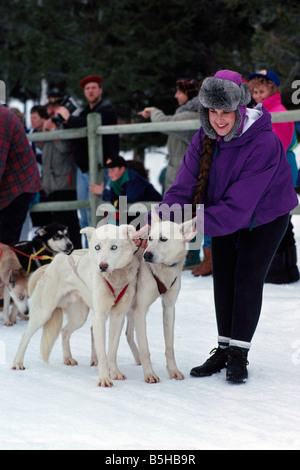 Frau mit Schlittenhunde bei Schlittenhunderennen in der Nähe von 100 Mile House in der Cariboo Region British Columbia Kanada Stockfoto