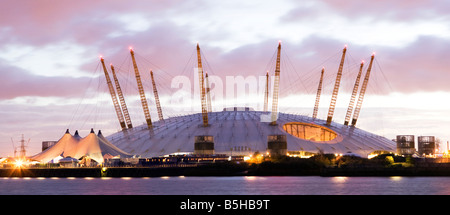 Blick auf die O2-Arena am dämmern ehemals The Millennium Dome in The Greenwich Halbinsel Fluss Themse London Stockfoto