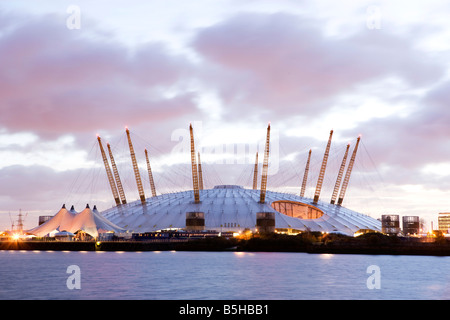 Blick auf die O2-Arena am dämmern ehemals The Millennium Dome in The Greenwich Halbinsel Fluss Themse London Stockfoto