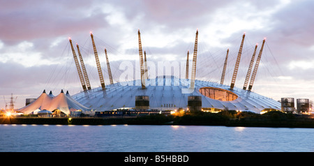 Blick auf die O2-Arena am dämmern ehemals The Millennium Dome in The Greenwich Halbinsel Fluss Themse London Stockfoto