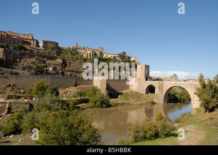 zeigen Sie mit Puente de Alcántara über den Fluss Tajo zur Stadt von Toledo, Kastilien-La Mancha, Spanien an Stockfoto