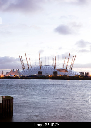 Blick auf die O2-Arena am dämmern ehemals The Millennium Dome in The Greenwich Halbinsel Fluss Themse London Stockfoto