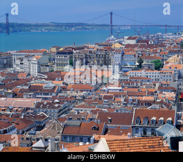 Blick über die Dächer von Lissabon Richtung 25 de Abril Brücke, Lissabon, Portugal. Bis 1974 war es die Salazar-Brücke genannt. Stockfoto