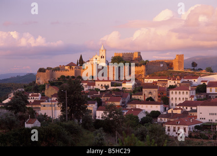 Penela, Costa da Prata, Beira Litoral, Portugal. Blick auf Stadt und Burg. Stockfoto