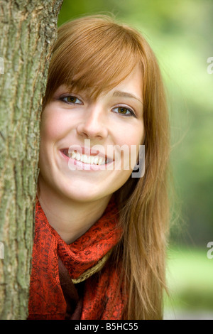 Junge Rothaarige Frau Im Herbst, Portrait oh rothaarige Frau im Herbst Stockfoto