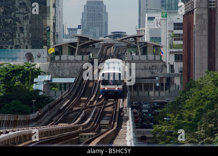 Spuren von der BTS-Skytrain in Bangkok Chit Lom-Station im Vordergrund zu sehen Stockfoto