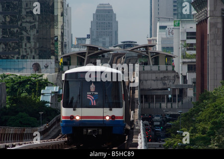 Spuren von der BTS Sky train in Bangkok Stockfoto