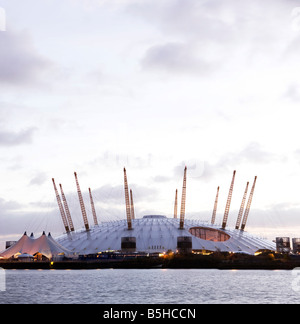 Blick auf die O2-Arena am dämmern ehemals The Millennium Dome in The Greenwich Halbinsel Fluss Themse London Stockfoto