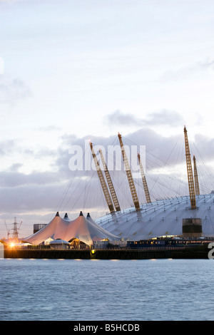 Blick auf die O2-Arena am dämmern ehemals The Millennium Dome in The Greenwich Halbinsel Fluss Themse London Stockfoto