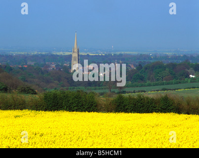 Turm und der Turm der Pfarrkirche St. James erhebt sich über der Stadt von Louth Lincolnshire England über Ackerland von der Wolds Stockfoto