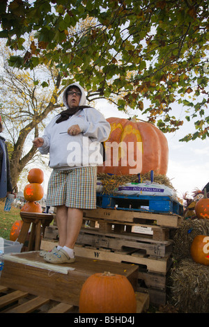 Eine Frau aus Nalls Bauernhofmarkt schnitzt einen riesigen Kürbis 2008 Shenandoah Valley Heißluftballon und Weinfest in VA. Stockfoto