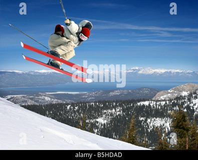 Ein junger Mann springen hoch im Lake Tahoe resort Stockfoto