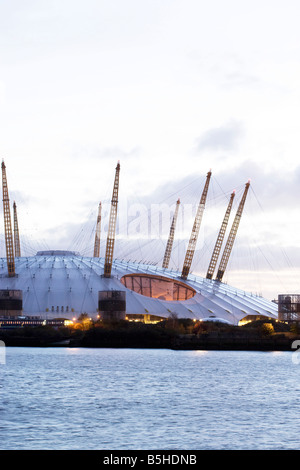 Blick auf die O2-Arena am dämmern ehemals The Millennium Dome in The Greenwich Halbinsel Fluss Themse London Stockfoto