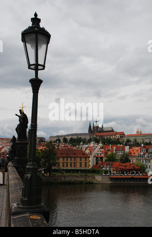 Prag-Kastell von der Karlsbrücke entfernt Stockfoto