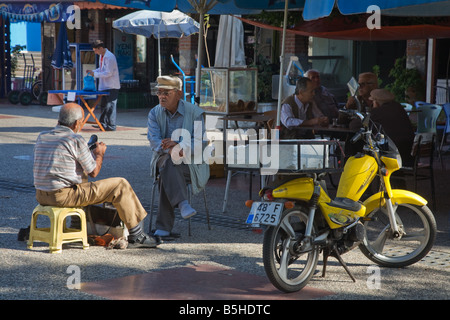 Ein offener Marktplatz in Fethiye, Türkei, Menschen vor Ort mithilfe des öffentlichen Bereichs als Bürgerhaus Stockfoto