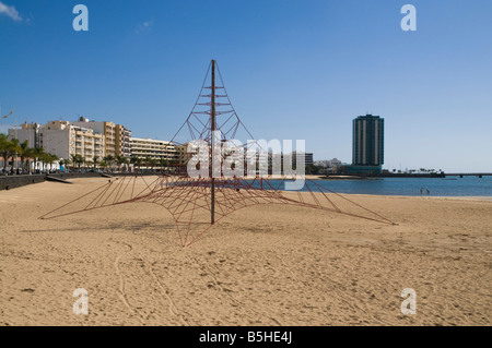 dh Strand ARRECIFE LANZAROTE Klettern Frame am Playa del Reducto Strand Sand Badeort Stadt Stockfoto