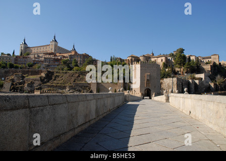 Blick über die Puente de Alcántara zur Stadt von Toledo, Kastilien-La Mancha, Spanien Stockfoto