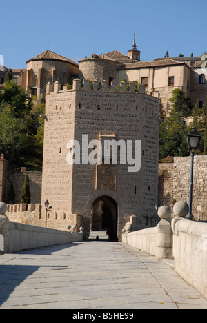 Blick über die Puente de Alcántara zur Stadt von Toledo, Kastilien-La Mancha, Spanien Stockfoto
