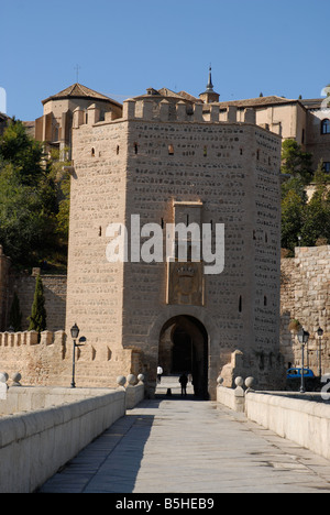 Blick über die Puente de Alcántara zur Stadt von Toledo, Kastilien-La Mancha, Spanien Stockfoto