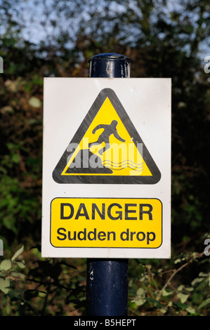 Gefahr Suidden Drop-Warnschild mit einem Graben bei Milton Country Park Cambridgeshire England UK Stockfoto