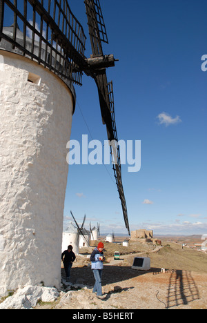 Frau und Kind zu Fuß durch eine Windmühle, Consuegra, Provinz von Toledo, Kastilien-La-Mancha, Spanien Stockfoto