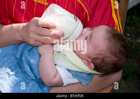 Mann Vater Fütterung Baby Mädchen Kind Flasche Fed Stockfoto
