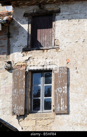 Fensterläden eines mittelalterlichen Hauses in Verfeil Sur Seye, Frankreich Stockfoto