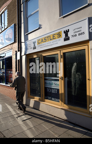 Anzeichen für eine Kreditklemme und globale Rezession in der High Street in Haverhill in Suffolk Immobilienmakler-Shop geschlossen Stockfoto