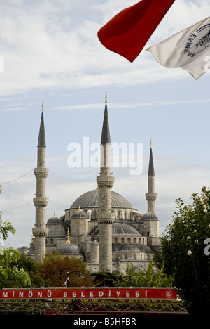 Eine türkische Flagge fliegt über die blaue Moschee in der Türkei, Istanbul. Stockfoto