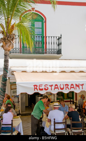 Alfresco Puerto Morgan Kellner mit typisch kanarischen Mittagessen an Touristen in Marina Restaurant Puerto de Mogan, Gran Canaria Kanarische Inseln Stockfoto