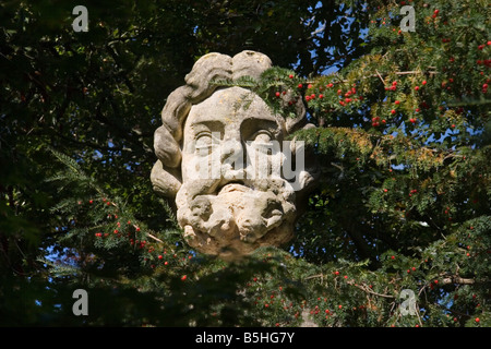 Einen antiken Stil Skulptur Kopf stehend zwischen den Bäumen im Botanischen Garten, Victoria Park, Bath, Somerset, UK Stockfoto