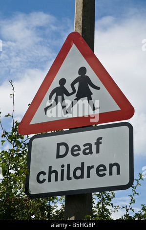 Dh WEGWEISER DE Beschilderung post Warnung von gehörlosen Kindern in der Nähe von Straße