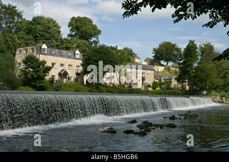 dh Flusses Wharfe BOSTON WEST YORKSHIRE Kurhaus mit Blick auf Fluß Wharfe Wehr uk England Stockfoto