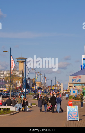 Ein Blick an der goldenen Meile Strandpromenade promenade mit Touristen in Great Yarmouth Norfolk Uk Stockfoto