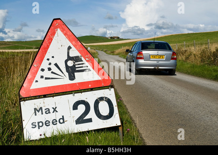 dh Straßenschild STRASSE Großbritannien verlieren Chippings Warnschild 20 mph höchstgeschwindigkeit Auto auf der Straße Geschwindigkeitsbegrenzung Verkehrszeichen rot Dreieck schottland Stockfoto