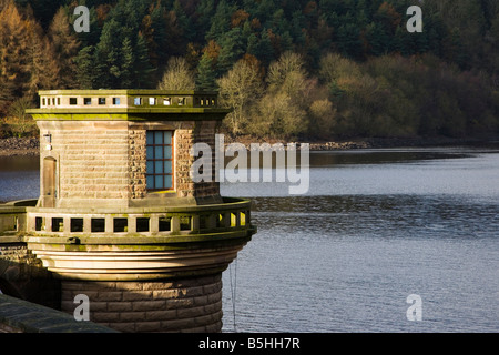 Blick auf ein Unentschieden Tower am Ladybower Damm im Peak District in Derbyshire Stockfoto