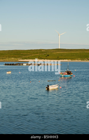 dh Weddell Sound BURRAY ORKNEY Angeln Boot Fischzucht und Windkraftanlage Stockfoto