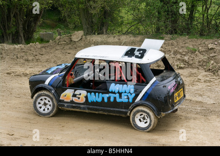 Mini-Banger Auto Smallfield Raceway Surrey Lager Rennwagen Nummer 43 Altaraufsatz Stockfoto