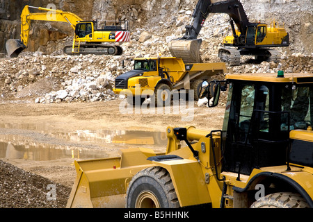 Szene in einem belebten Steinbruch zeigt Bagger, Bagger, Dumper und Planierraupen arbeiten Stockfoto