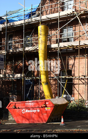 Bauherren zu überspringen, vor einem Haus in Parkgrundstück, Nottingham, England, Großbritannien Stockfoto