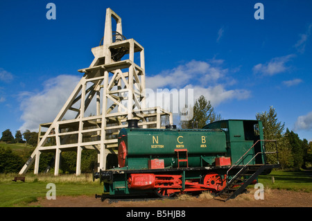 Dh Lochore Hill Country Park BALLINGRY FIFE alter Bergwerkstollen und förderturm Zeche Kohle Dampfzug Stockfoto