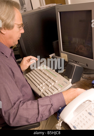 Kaukasischen Mann 55 bis 60 arbeiten am Computer USA Stockfoto