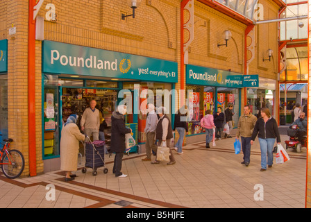 Poundland Sparer Store, wo jedes Element im Shop £1 in Lowestoft Suffolk Uk mit Passanten kostet vorbei Stockfoto