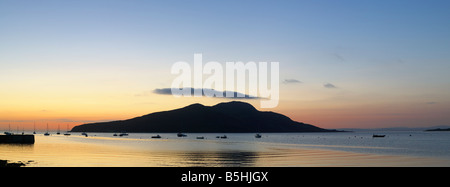 Holy Island vor der Isle of Arran, North Ayrshire, Schottland, Großbritannien. Gesehen über Lamlash Bay bei Sonnenaufgang. Stockfoto