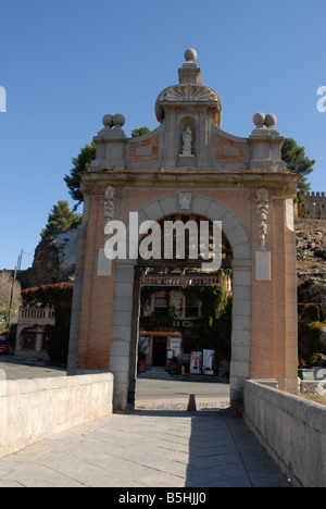 Eingangsbogen, Puente de Alcántara, Stadt von Toledo, Kastilien-La Mancha, Spanien Stockfoto