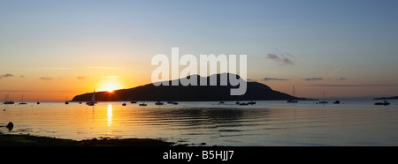 Holy Island vor der Isle of Arran, North Ayrshire, Schottland, Großbritannien. Gesehen über Lamlash Bay bei Sonnenaufgang. Stockfoto