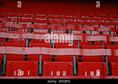 Sitze im Kop Anfield, Heimstadion des Liverpool Football Club, in der englischen Premier League. Altes Holz, Sitzbereich aus Holz, Konzept Stockfoto