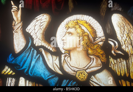 Detail des späten 19. Jahrhunderts Buntglas-Fenster zeigt eine androgyne getarnte haloed Engel suchen und zeigen himmelwärts Stockfoto